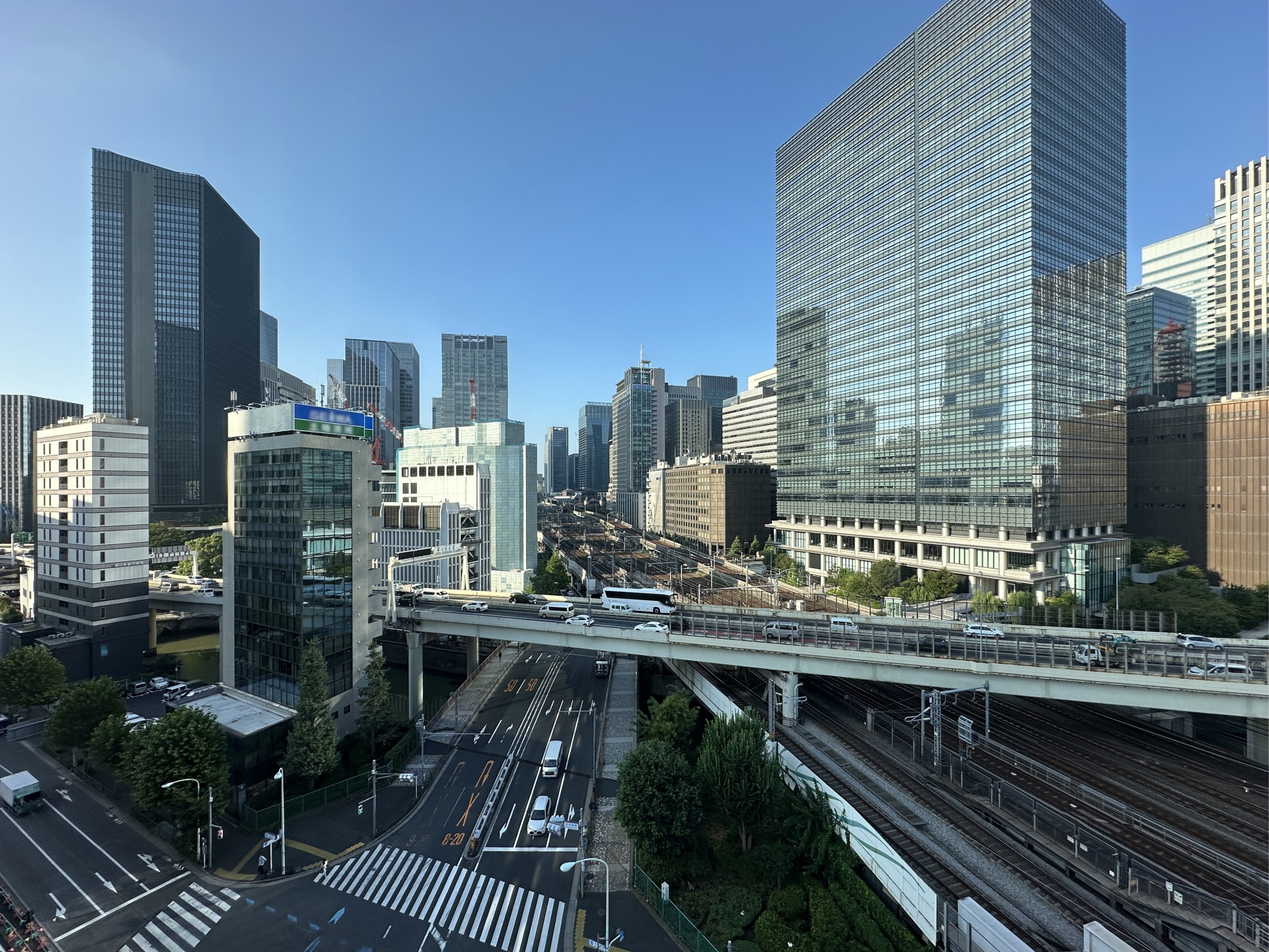 大手町駅周辺のオフィス街と都市風景